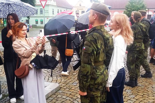 Oprávněná hrdost byla vidět i na ostatních blízkých novopečených vojáků. Fotka na památku nesmí chybět.
