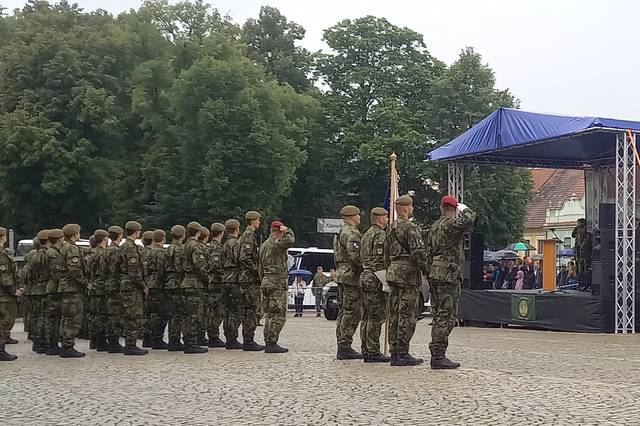 Tak přísaháme! Pětačtyřicet středoškoláků, kteří úspěšně absolvovali dobrovolné vojenské cvičení, je od teď vojáky v záloze.