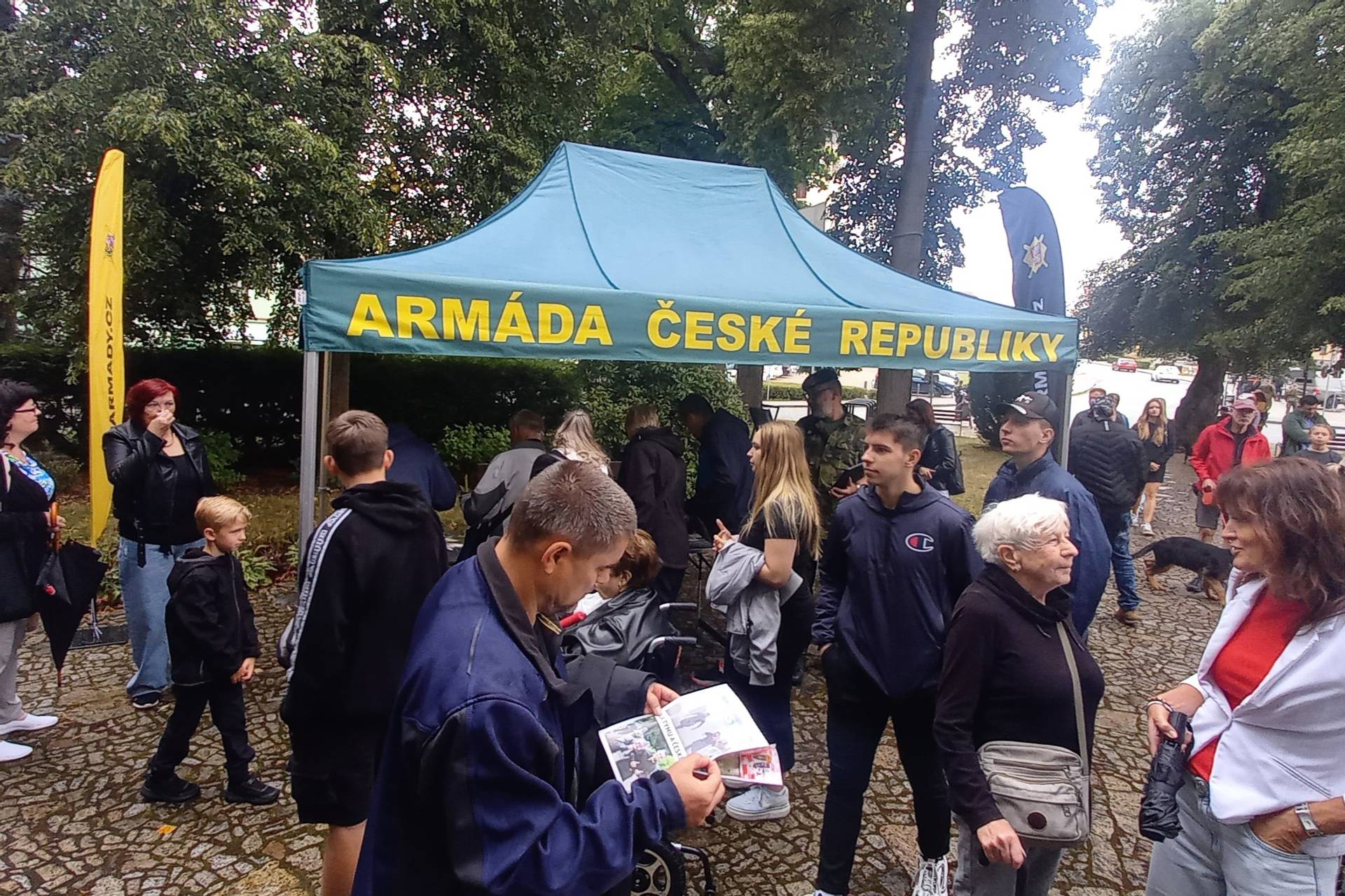 Na bechyňském náměstí nechyběli při vojenské přísaze ani armádní rekrutéři, kteří všem zájemcům poskytovali informace o podmínkách vojenské služby.