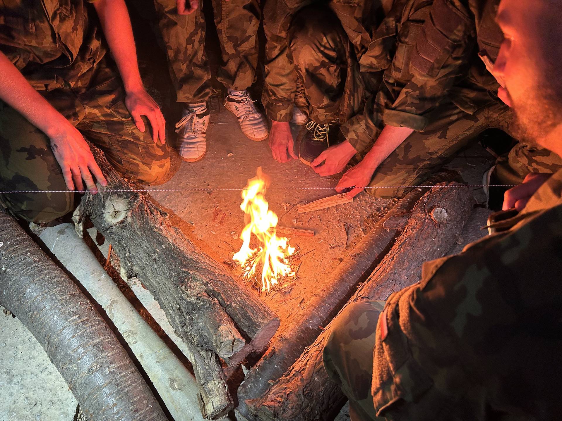 Teplo, sucho, příprava potravy. Rozdělání ohně v provizorních podmínkách je další vojenskou dovedností, kterou si studenti zkusili. „Soutěžili, komu se dřív podaří oheň nejen rozdělat, ale pár minut ho i udržet,“ popsala mluvčí Neradová. Vzhledem k horkému a suchému počasí to mladíci měli snazší, než kdyby pršelo a všude bylo mokro. I tahle zkušenost se jim může v civilním životě někdy hodit.