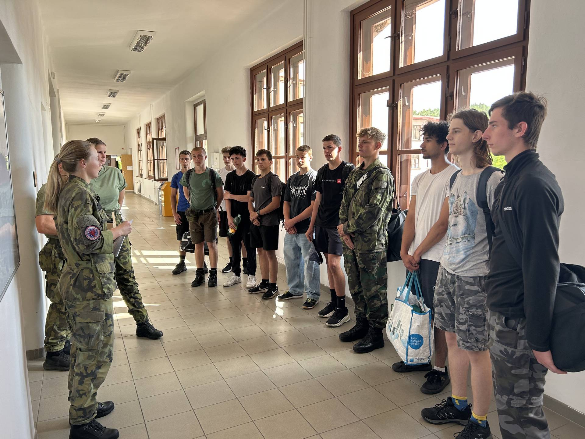 V civilu a aniž by přesně věděli, jaký program je čeká, sešlo se deset studentů v kasárnách Praporu podpory nasaditelných sil v Rakovníku. Ten spadá pro armádní Agenturu logistiky a jeho hlavním úkolem je poskytovat logistickou podporu našim jednotkám a koaličním partnerům v NATO, EU a OSN při jejich přesunu nebo pobytu na území České republiky i mimo něj.