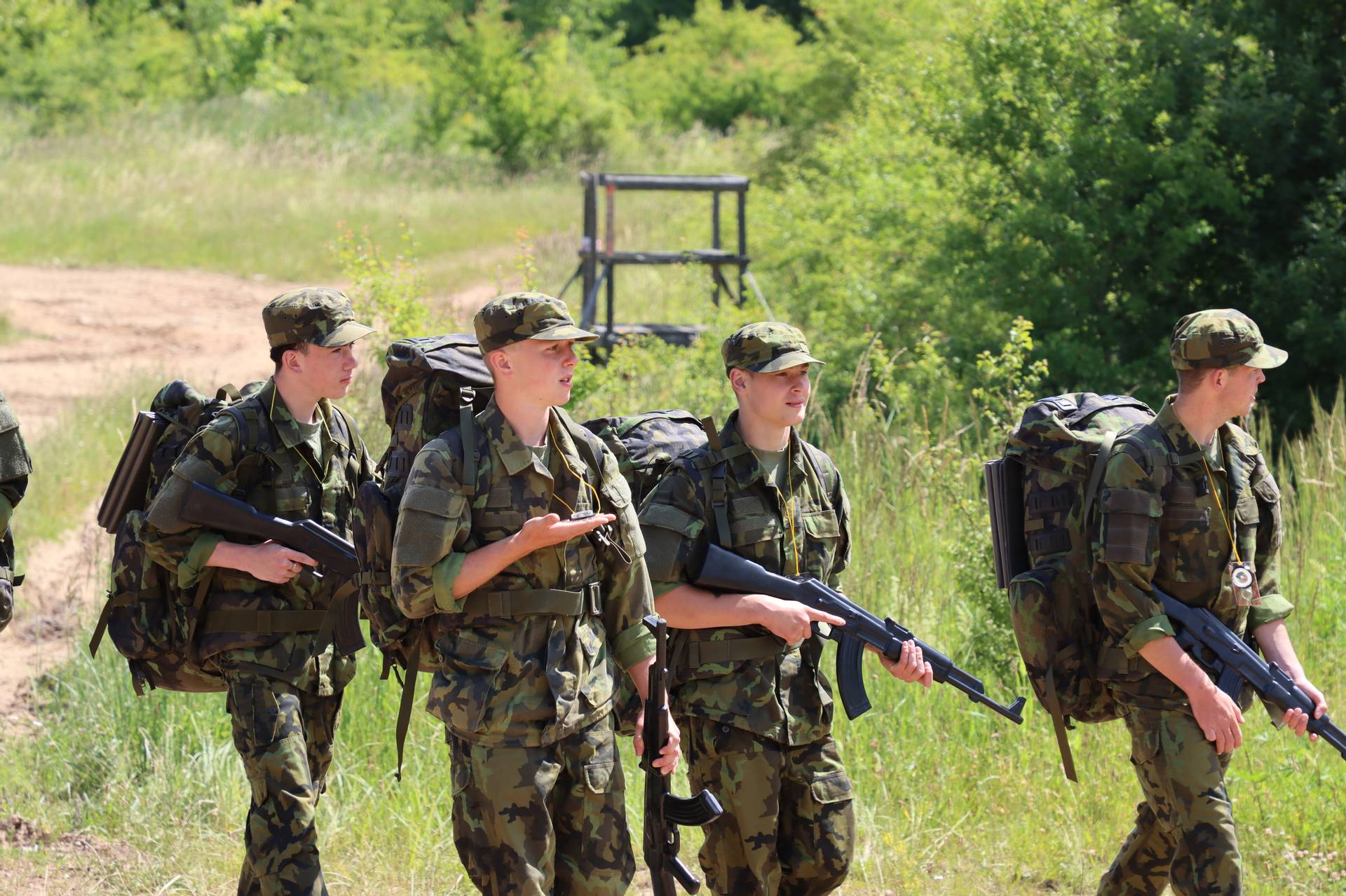 Něco jiného ale je určit v klidu a na místě s pomocí buzoly sever, a něco jiného používat ji k určení správného směru za chůze, s plným batohem na zádech a cvičnou zbraní v ruce. „V rámci hvězdicového pochodu měli za úkol vždy dojít podle souřadnic k určeným bodům. Nakonec se všichni sešli v cíli, který bez větších potíží našli,“ pochválila výkon studentů mluvčí rakovnického praporu Markéta Neradová.