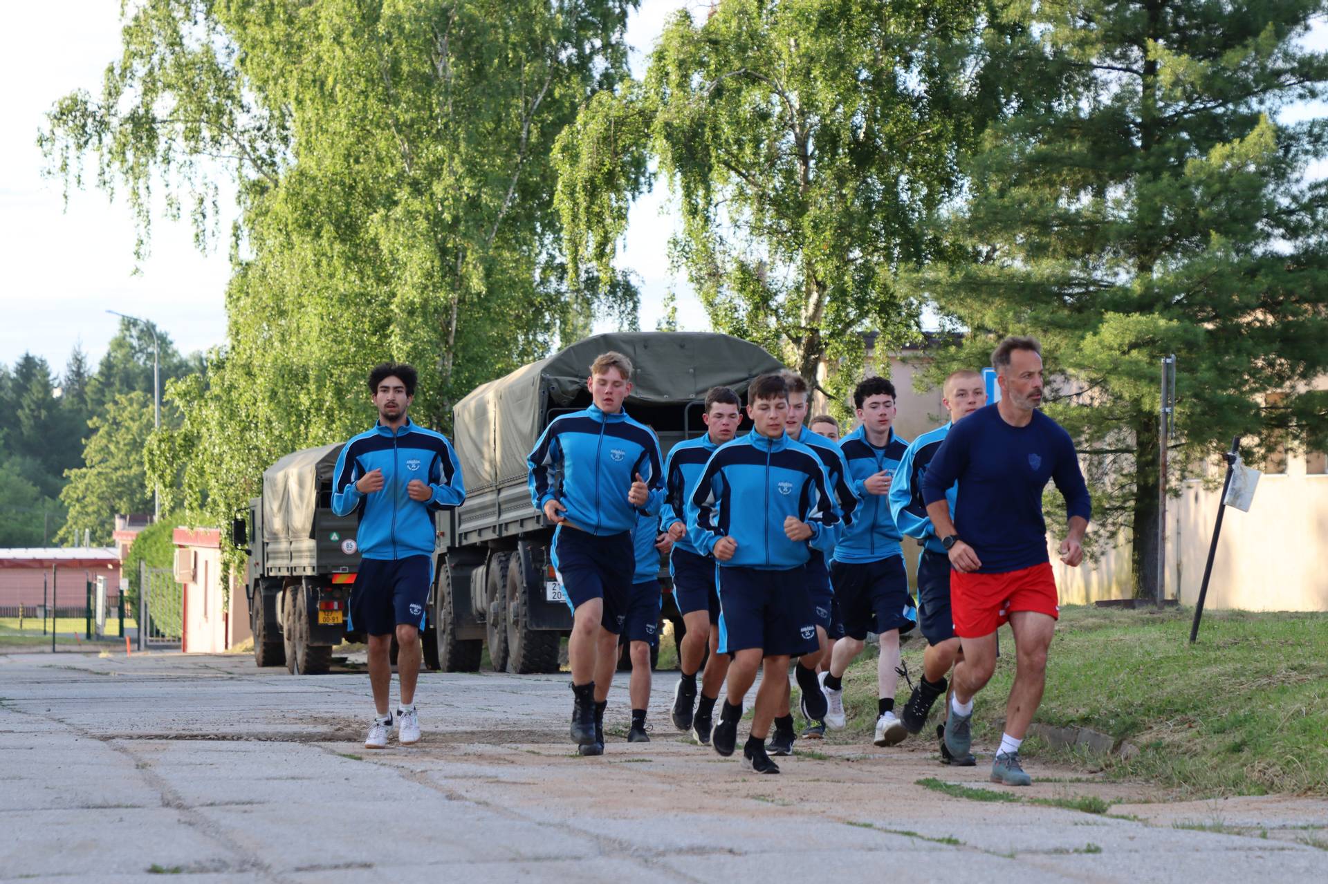 Když vyzkoušet vojenský život, tak i s rozcvičkou. Po noci ve stanu kluci oblékli modré armádní soupravy a pod vedením instruktora si dali trochu do těla. S narůstající únavou se po 24 hodinách někteří více sblížili a mezi jinými naopak častěji docházelo k výměnám názorů. I to pro ně může být poučné – na vlastní kůži poznali, že přátelství a vztahy se v armádě budují jinak než v pohodlných civilních podmínkách.