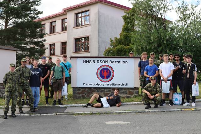 Už jen poslední společné foto před kasárnami a jde se domů. „Musím říct, že studenti překvapili. Byli motivovaní, chtěli se učit a hlavně to zvládli s nasazením. Věřím, že si z této zkušenosti odnášejí nejen zážitky, ale i respekt k práci vojáků a možná i inspiraci do budoucna. Každý, kdo chce, se může stát součástí naší armády,“ řekl velitel rakovnického praporu podplukovník Václav Svoboda. S podmínkami vojenské služby seznámili studenty přítomní rekrutéři z armádní Agentury personalistiky.
