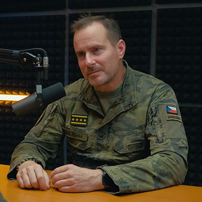 acr-kamuflaz-general-rehka-na-misi-nas-zachranil-obycejny-mobil.jpg