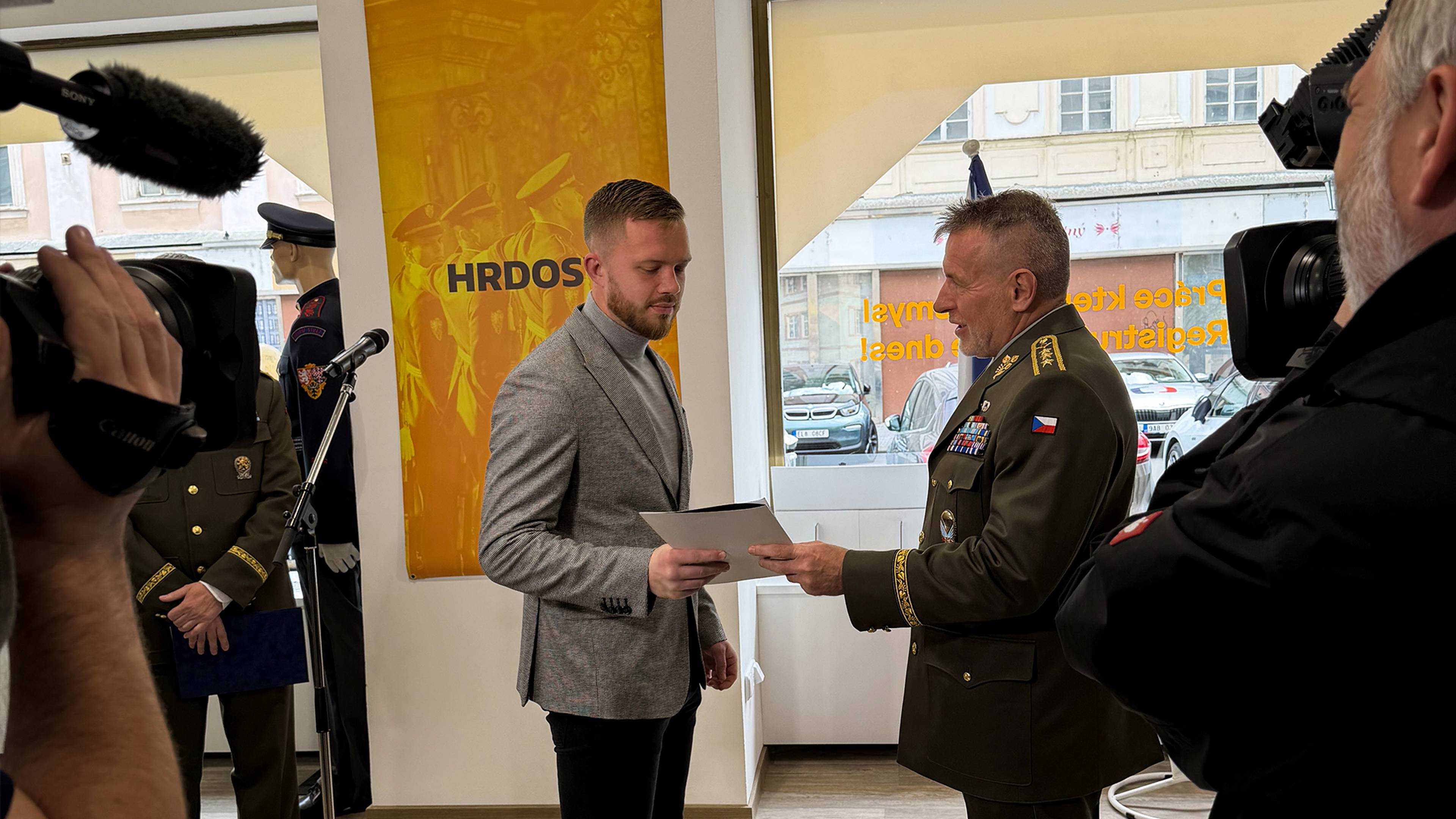 Absolvent právnické fakulty Štěpán Vrba převzal povolání do služby vojáka z povolání od zástupce náčelníka generálního štábu generálporučíka Miroslava Hlaváče.