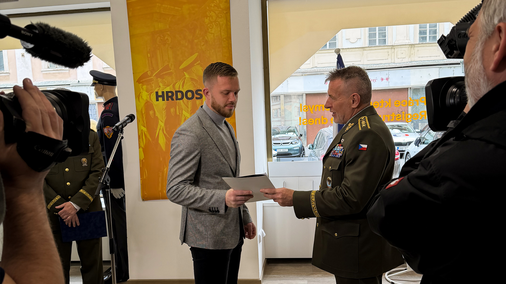 Absolvent právnické fakulty Štěpán Vrba převzal povolání do služby vojáka z povolání od zástupce náčelníka generálního štábu generálporučíka Miroslava Hlaváče.